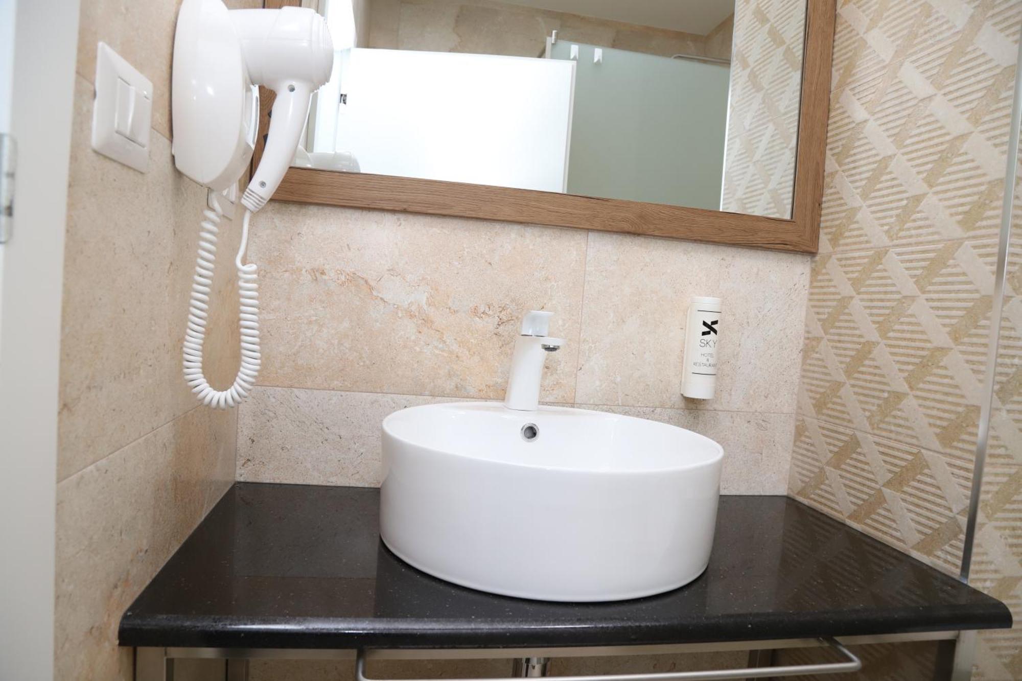 Sky Hotel Prizren Kültér fotó